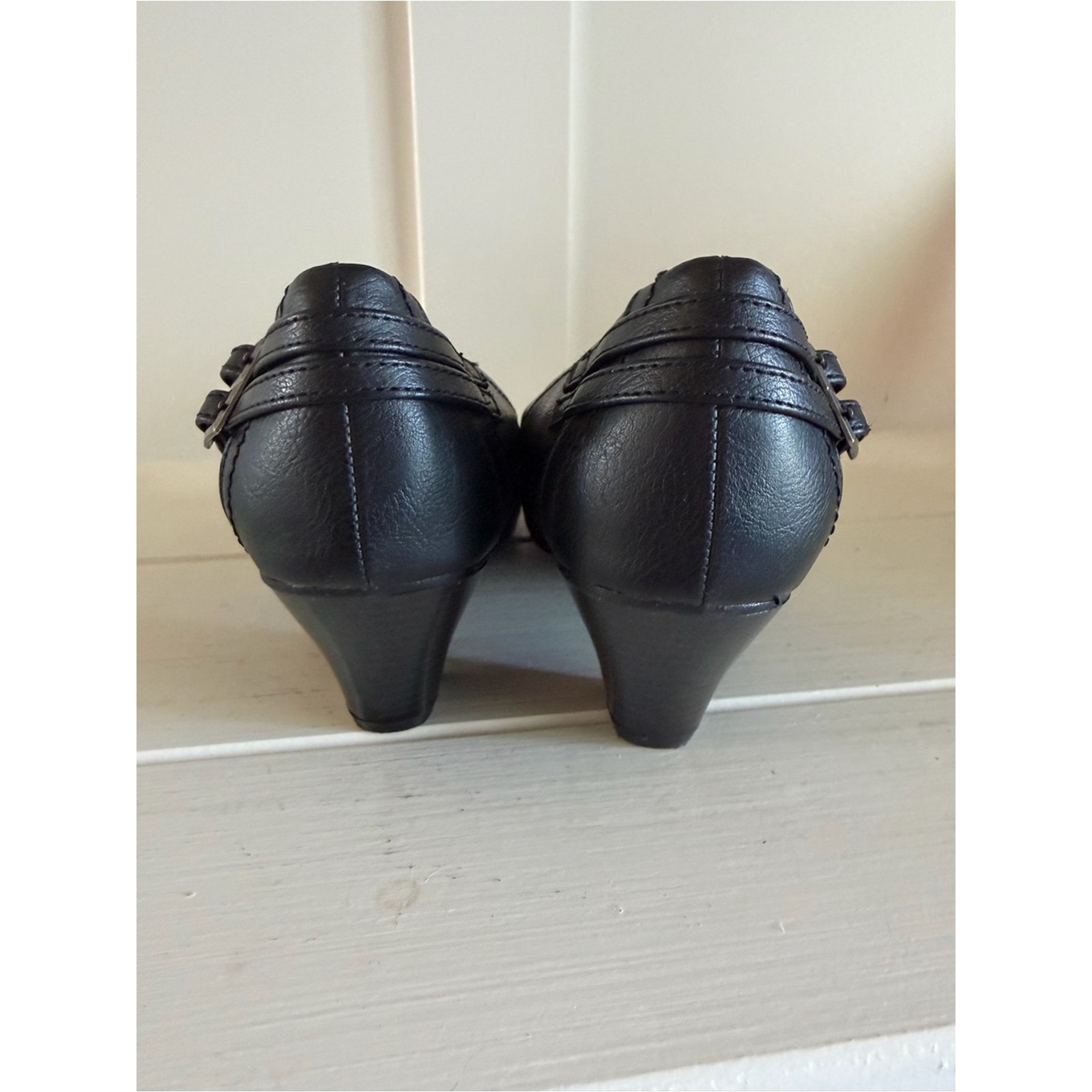 Lifestride 9.5 Give Black Faux Leather Comfort Casual Pumps Heels Buckle Detail — image 3 of 8